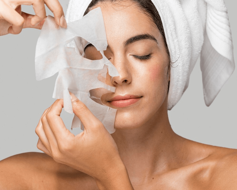 Yüz Peelingi ve Mikrodermabrazyon: Farklılıklar ve Hangisi Sizin İçin Daha İyi?