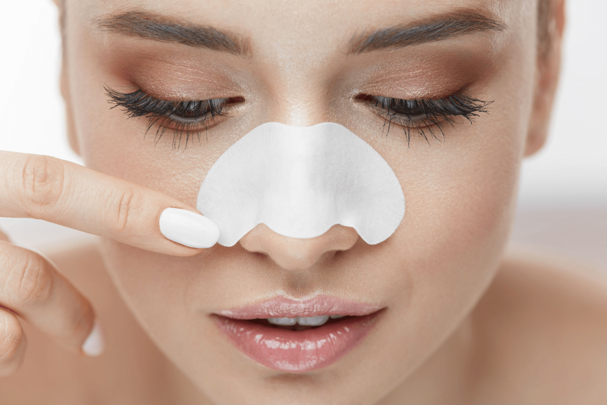 Siyah Nokta Bandı mı Yoksa Yosun Peeling mi? Cilt Bakımında Hangisi Daha Etkili?