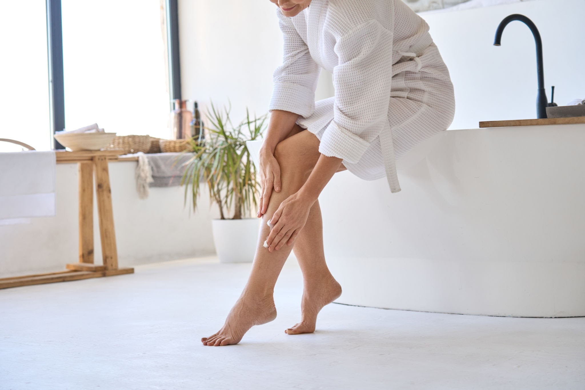 Çilek Bacak İçin Hangi Peeling Tercih Edilmeli? Cilt Tipinize Uygun Çözümler 1